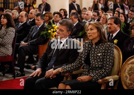 (140422) - BOGOTÀ, 22 aprile 2014 (Xinhua) - il presidente colombiano Juan Manuel Santos (2nd R) e sua moglie Maria Clemencia de Santos (1st R) partecipano alla messa in omaggio allo scrittore latinoamericano Gabriel Garcia Marquez a Bogotà, Colombia, il 22 aprile 2014. (Xinhua/Jhon Paz) COLOMBIA-BOGOTÀ-CULTURA-GARCIA MARQUEZ PUBLICATIONxNOTxINxCHN Bogotà 22 aprile 2014 il presidente colombiano di XINHUA Juan Manuel Santos 2° r e sua moglie Mary de Santos 1° r partecipano alla messa in omaggio allo scrittore latinoamericano Gabriel Garcia Marquez a Bogotà Colombia IL 22 aprile 2014 XINHUA Jhon Paz Colombia Bo Foto Stock