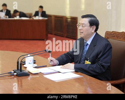 (140423) -- PECHINO, 23 aprile 2014 (Xinhua) -- Zhang Dejiang, presidente del 12° Comitato permanente del Congresso Nazionale del popolo (NPC) della Cina, presiede la 22a riunione del presidente e dei vicepresidenti del 12° Comitato permanente NPC presso la grande sala del popolo a Pechino, capitale della Cina, il 23 aprile 2014. (Xinhua/Zhang Duo) (zkr) CHINA-BEIJING-ZHANG DEJIANG-12TH NPC-CHAIRPERSON S MEETING (CN) PUBLICATIONxNOTxINxCHN Pechino 23 aprile 2014 XINHUA Zhang Dejiang Presidente del 12th National Celebrities S Congress NPC Thing Committee Presid for the 22th Meeting of the Chairma Foto Stock