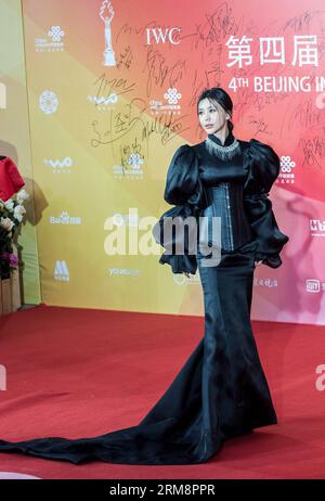 (140423) -- PECHINO, 23 aprile 2014 (Xinhua) -- l'attrice Gong Xinliang posa al tappeto rosso durante la cerimonia di chiusura del 4° Festival internazionale del cinema di Pechino, capitale della Cina, 23 aprile 2014. (Xinhua/Zhang Yu) (zkr) CHINA-BEIJING-INTERNATIONAL FILM FESTIVAL-CLOSING CEREMONY(CN) PUBLICATIONxNOTxINxCHN Pechino 23 aprile 2014 l'attrice XINHUA Gong Xinliang posa AL Red Carpet durante la cerimonia di CHIUSURA del 4° Festival internazionale del cinema di Pechino, capitale cinese 23 aprile 2014 XINHUA Zhang Yu CCR China Beijing International Film Festival CLOSING Ceremony CN Foto Stock