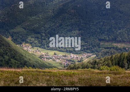 Piccolo villaggio nelle profondità della valle dei Vosgi francesi nella regione dell'Haut-rhin. Foto scattata dai cosiddetti "Ballons des vosges" nell'uccello vi Foto Stock