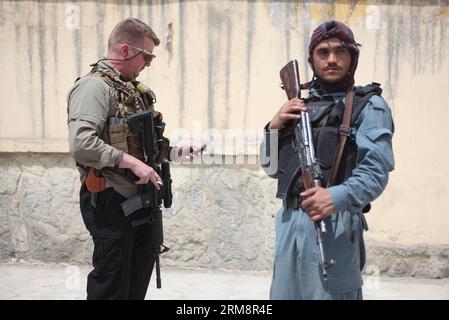 (140424) -- KABUL, 24 aprile 2014 (Xinhua) -- un poliziotto afgano e un soldato straniero stanno di guardia fuori da un cancello d'ingresso dell'ospedale cure a Kabul, Afghanistan, il 24 aprile 2014. Una guardia dell'ospedale ha aperto il fuoco e ha ucciso tre medici stranieri e ne ha ferito un altro, il Ministero dell'interno ha dichiarato in una dichiarazione rilasciata qui.(Xinhua/Ahmad Massoud)(bxq) AFGHANISTAN-KABUL-HOSPITAL ATTACK PUBLICATIONxNOTxINxCHN Kabul 24 aprile 2014 XINHUA A a poliziotto afghano e un soldato straniero stand Guard fuori all'Entrance Gate of cure Hospital a Kabul Afghanistan IL 24 aprile 2014 una guardia nell'ospedale ope