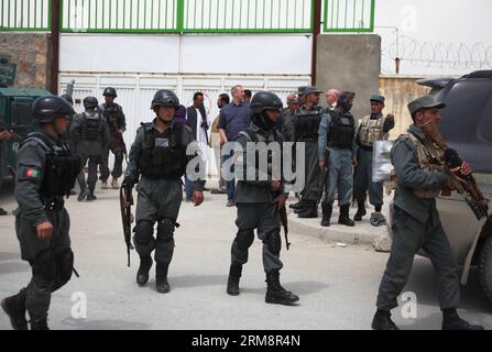(140424) -- KABUL, 24 aprile 2014 (Xinhua) -- poliziotti afghani ispezionano il sito di un attacco fuori da un cancello d'ingresso dell'ospedale cure a Kabul, Afghanistan, il 24 aprile 2014. Una guardia dell'ospedale ha aperto il fuoco e ucciso tre medici stranieri e ne ha ferito un altro, il Ministero dell'interno ha detto in una dichiarazione rilasciata qui. (Xinhua/Ahmad Massoud)(bxq) AFGHANISTAN-KABUL-HOSPITAL ATTACK PUBLICATIONxNOTxINxCHN Kabul 24 aprile 2014 i poliziotti afghani di XINHUA ispezionano il sito di per attaccare all'esterno dell'Entrance Gate of cure Hospital a Kabul Afghanistan IL 24 aprile 2014 una guardia dell'ospedale ha aperto il fuoco e