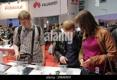 (140424) -- MINSK, 24 aprile 2014 (Xinhua) -- la gente si trova allo stand di Huawei, una società cinese di telecomunicazioni, durante una fiera internazionale della tecnologia dell'informazione a Minsk, capitale della Bielorussia, il 24 aprile 2014. Dal 22 al 25 aprile si è tenuta qui una fiera internazionale dell'informatica, che ha attirato espositori da oltre 20 paesi e regioni, tra cui Cina, Russia e Corea del Sud. (Xinhua/Chen Junfeng) (dzl) BELARUS-MINSK-INFORMATION TECHNOLOGY EXHIBITION PUBLICATIONxNOTxINxCHN Minsk 24 aprile 2014 le celebrità di XINHUA si trovano PRESSO lo stand di Huawei, un Telecommunic cinese Foto Stock