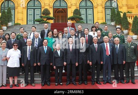 (140424) -- HANOI, 24 aprile 2014 (Xinhua) -- il presidente del Vietnam Truong Tan Sang (C, fronte) posa per foto di gruppo con una delegazione di veterani cinesi che hanno aiutato il Vietnam ad ottenere l'indipendenza dai colonizzatori stranieri e dalle loro famiglie nel palazzo presidenziale del Vietnam ad Hanoi, 23 aprile 2014. (Xinhua/VNA) VIETNAM-HANOI-CINA-VISIT PUBLICATIONxNOTxINxCHN Hanoi 24 aprile 2014 XINHUA Il presidente del Vietnam Truong TAN Sang C Front posa per foto di gruppo con una delegazione di veterani cinesi che hanno aiutato il Vietnam a ottenere l'indipendenza dagli stranieri e dalle loro famiglie nel Palazzo presidenziale del Vietnam in Foto Stock