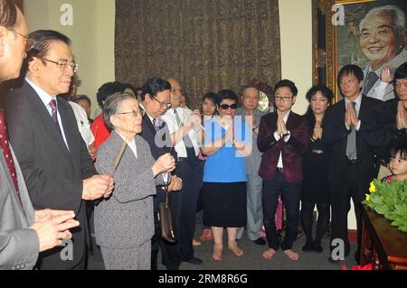 (140424) - HANOI, 24 aprile 2014 (Xinhua) -- la moglie del generale cinese Wei Guoqing Xu Qiqian (III L) offre incenso al generale vietnamita Vo Nguyen Giap nella capitale del Vietnam Hanoi il 24 aprile 2014. Una delegazione di ex esperti cinesi e le loro famiglie hanno visitato la residenza del defunto generale vietnamita Vo Nguyen Giap ad Hanoi e hanno incontrato i membri della famiglia di Giap. (Xinhua/Zhang Jianhua) VIETNAM-HANOI-CHINA-VISIT PUBLICATIONxNOTxINxCHN Hanoi 24 aprile 2014 XINHUA la moglie del generale cinese Wei Guoqing Xu 3rd l OFFRE incenso al generale vietnamita vo Nguyen Giap in Vietnam Foto Stock