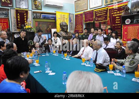 (140424) -- HANOI, 24 aprile 2014 (Xinhua) -- colloqui con la delegazione cinese con la famiglia vietnamita del generale Vo Nguyen Giap nella capitale del Vietnam Hanoi il 24 aprile 2014. Una delegazione di ex esperti cinesi e le loro famiglie hanno visitato la residenza del defunto generale vietnamita Vo Nguyen Giap ad Hanoi e hanno incontrato i membri della famiglia di Giap. (Xinhua/Zhang Jianhua) VIETNAM-HANOI-CINA-VISIT PUBLICATIONxNOTxINxCHN Hanoi 24 aprile 2014 la delegazione cinese di XINHUA colloqui con la famiglia vietnamita del defunto generale vo Nguyen Giap nella capitale del Vietnam Hanoi IL 24 aprile 2014 una delegazione cinese ex e Foto Stock