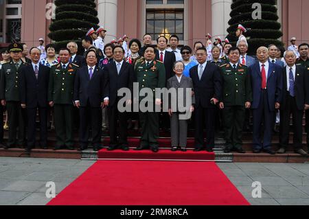 (140424) -- HANOI, 24 aprile 2014 (Xinhua) -- il ministro della difesa vietnamita generale Phung Quang Thanh (6th L, fronte) e gli ospiti posano per delle foto con i membri della delegazione cinese ad Hanoi, Vietnam, 24 aprile 2014. Giovedì, il ministro della difesa vietnamita Phung Quang Thanh ha incontrato una delegazione di ex esperti cinesi e le loro famiglie. (Xinhua/Zhang Jianhua) VIETNAM-HANOI-CINA-FAMILY-VISIT PUBLICATIONxNOTxINxCHN Hanoi 24 aprile 2014 XINHUA Vietnamita Ministri della difesa generale Phung Quang Thanh 6th l Front e gli ospiti posano per una foto con i membri della delegazione cinese ad Hanoi Vietnam A. Foto Stock