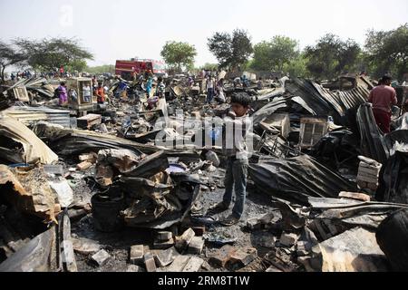 (140425) -- NUOVA DELHI, 25 aprile 2014 (Xinhua) -- i residenti cercano i loro averi dopo un incendio in un grappolo di baraccopoli nella zona sud di Vasant Kunj a nuova Delhi, India, il 25 aprile 2014. Il fuoco si spegneva intorno a 500 hutment, ha detto un funzionario. Finora non sono state segnalate vittime o ferite. (Xinhua/Zheng Huansong) INDIA-NEW DELHI-SLUM-FIRE PUBLICATIONxNOTxINxCHN New Delhi aprile 25 2014 i residenti di XINHUA cercano la loro appartenenza dopo un incendio IN uno Slum Clusters nella Vasant area India DEL sud di nuova Delhi IL 25 2014 aprile l'incendio è sparito intorno al 500 a Official Said No casuals or has been reported Foto Stock