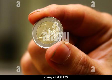 (140425) -- BRUXELLES, 24 aprile 2014 (Xinhua) -- Uno staff di lavoro espone una moneta commemorativa da 2 euro recentemente coniata per il 100° anniversario della prima guerra mondiale presso la zecca reale del Belgio a Bruxelles, capitale del Belgio, il 24 aprile 2014. (Xinhua/Gong Bing) BELGIO-BRUXELLES-i-EURO-COMMEMORAZIONE DELLA prima GUERRA MONDIALE PUBLICATIONxNOTxINxCHN Bruxelles 24 aprile 2014 XINHUA uno staff di lavoro espone una nuova moneta commemorativa da 2 Euro per il 100° anniversario del mondo ero i ALLA Royal Mint del Belgio a Bruxelles capitale del Belgio IL 24 aprile 2014 XINHUA Gong Bing Belgio Bruxelles World Was i commemorazione dell'euro Foto Stock