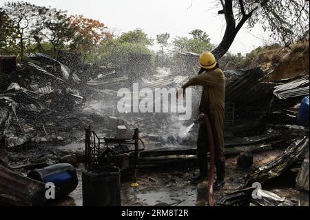 (140425) -- NUOVA DELHI, 25 aprile 2014 (Xinhua) -- Un vigile del fuoco cerca di inondare un incendio in un grappolo di baraccopoli nella zona sud di Vasant Kunj, India, il 25 aprile 2014. Il fuoco si spegneva intorno a 500 hutment, ha detto un funzionario. Finora non sono state segnalate vittime o ferite. (Xinhua/Zheng Huansong) INDIA-NEW DELHI-SLUM-FIRE PUBLICATIONxNOTxINxCHN New Delhi aprile 25 2014 XINHUA un Vigili del fuoco cerca di inondare un fuoco IN uno Slum Clusters nella Vasant area India DEL sud di nuova Delhi IL 25 2014 aprile l'incendio è sparito intorno al 500 a ufficiale Said No Matter o è stato segnalato come far XINHUA Zheng Huan Foto Stock