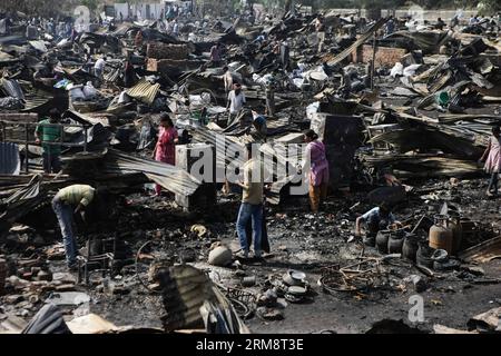 (140425) -- NUOVA DELHI, 25 aprile 2014 (Xinhua) -- i residenti cercano i loro averi dopo un incendio in un grappolo di baraccopoli nella zona sud di Vasant Kunj a nuova Delhi, India, il 25 aprile 2014. Il fuoco si spegneva intorno a 500 hutment, ha detto un funzionario. Finora non sono state segnalate vittime o ferite. (Xinhua/Zheng Huansong) INDIA-NEW DELHI-SLUM-FIRE PUBLICATIONxNOTxINxCHN New Delhi aprile 25 2014 i residenti di XINHUA cercano la loro appartenenza dopo un incendio IN uno Slum Clusters nella Vasant area India DEL sud di nuova Delhi IL 25 2014 aprile l'incendio è sparito intorno al 500 a Official Said No casuals or has been reported Foto Stock