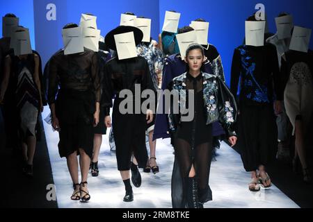 (140426) -- PECHINO, 26 aprile 2014 (Xinhua) -- Models presentano creazioni progettate dai laureati dell'Hubei Institute of fine Arts durante la China Graduate Fashion Week 2014 a Pechino, capitale della Cina, 26 aprile 2014. (Xinhua/li Mingfang) (zc) CHINA-BEIJING-GRADUATE FASHION WEEK (CN) PUBLICATIONxNOTxINxCHN Pechino aprile 26 2014 XINHUA Models Present Creations progettato da laureati dell'Hubei Institute of fine Arts durante la China Graduate Fashion Week 2014 a Pechino capitale della Cina aprile 26 2014 XINHUA ha lasciato Mingfang China Beijing Graduate Fashion Week CN PUBLICATIONxNOTxINxCHN Foto Stock