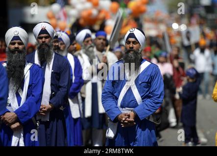 (140426) -- NEW YORK, 26 aprile 2014 (Xinhua) -- Sikh People attend Sikh Parade a Manhattan, New York City, Stati Uniti, il 26 aprile 2014. L'annuale NYC Sikh Parade tenutasi a Manhattan è una celebrazione del Vaisakhi Day e si svolge nel mese di aprile corrispondente al calendario sikhismo Nanakshahi mese di Vaisakh. (Xinhua/Wang lei) US-NEW YORK-CULTURE-SIKH PARADE PUBLICATIONxNOTxINxCHN New York aprile 26 2014 le celebrità di XINHUA Sikh partecipano alla Sikh Parade a Manhattan New York City negli Stati Uniti IL 26 2014 aprile l'annuale NYC Sikh Parade Hero a Manhattan È una celebrazione del Vaisakhi Day Foto Stock