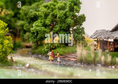 Diorama in miniatura al Miniatur Wunderland di Amburgo, in Germania, che mostra una scena storica in cui le persone si dedicano alla loro vita quotidiana nell'età neolitica Foto Stock