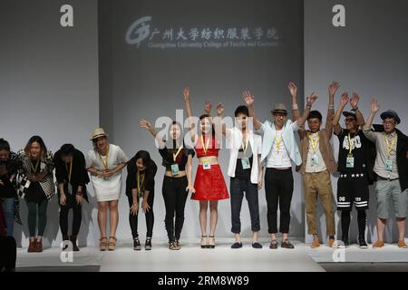 (140427) -- PECHINO, 27 aprile 2014 (Xinhua) -- i designer del Guangzhou University College of Textile and Garment si rivolgono al pubblico dopo la loro sfilata di moda durante la China Graduate Fashion Week 2014 a Pechino, capitale della Cina, 27 aprile 2014. (Xinhua/Zhang Yuwei) (mp) CHINA-BEIJING-GRADUATE FASHION WEEK(CN) PUBLICATIONxNOTxINxCHN Pechino aprile 27 2014 XINHUA designer del Guangzhou University College of TEXTILE and Garment Wave al pubblico dopo il loro Fashion Show durante la China Graduate Fashion Week 2014 a Pechino capitale della Cina aprile 27 2014 XINHUA Zhang Yuwei MP China BE Foto Stock