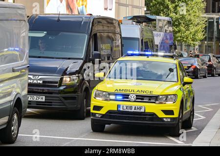 Londra, Inghilterra, Regno Unito - 22 agosto 2023: Auto di risposta paramedica con luci blu lampeggianti che attraversano il centro di Londra per una chiamata di emergenza Foto Stock