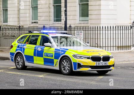 Londra, Inghilterra, Regno Unito - 24 agosto 2023: Auto di pattuglia della polizia metropolitana che attraversa il centro di Londra con luci blu lampeggianti Foto Stock