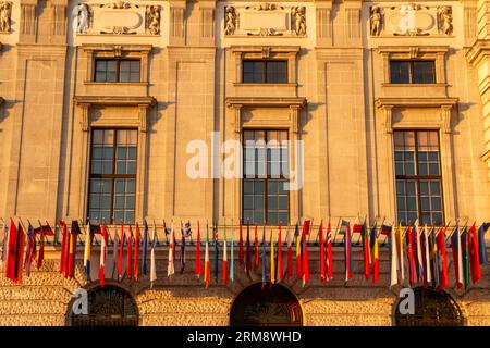 Bandiere delle nazioni europee al di fuori del segretariato dell'Organizzazione per la sicurezza e la cooperazione in Europa (OSCE) all'Hofburg di Vienna Foto Stock
