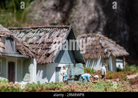 Il sole splende sul diorama in miniatura al Park Boheminium di Mariánské Lázně, Repubblica Ceca, che raffigura una scena storica con case coloniche tradizionali Foto Stock