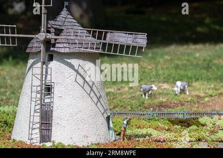 Il sole splende sul diorama in miniatura al Park Boheminium di Mariánské Lázně, Repubblica Ceca, che raffigura una scena storica con miller e mulino a vento Foto Stock