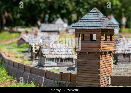 Il sole splende sul diorama in miniatura al Park Boheminium di Mariánské Lázně, Repubblica Ceca, che raffigura una città storica con fortificazioni in legno Foto Stock