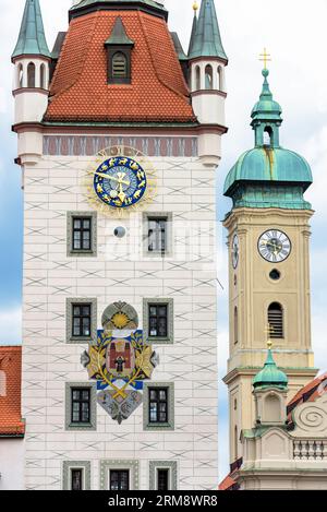 Torre dell'Orologio del vecchio municipio (Rathaus) a Monaco, Baviera, Germania. E' il punto di riferimento di Monaco situato in piazza Marienplatz. Dettaglio dell'edificio gotico Foto Stock