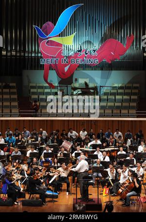 (140428) -- PECHINO , 28 aprile 2014 (Xinhua) -- i membri della banda provano al National Center for the Performing Arts di Pechino, capitale della Cina, 28 aprile 2014. In occasione del 50° anniversario del Concerto per le relazioni diplomatiche Francia-Cina , il 14° Meet al Festival delle Arti di Pechino ha avuto inizio lunedì. Philippe Entremont, direttore d'orchestra francese, partecipa al concerto insieme alle orchestre sinfoniche e ai cori della China National Opera House. Un totale di 280 spettacoli saranno eseguiti da 212 gruppi d'arte provenienti da 33 paesi e regioni durante il festival d'arte. (Xinhua/Luo Xiaog Foto Stock