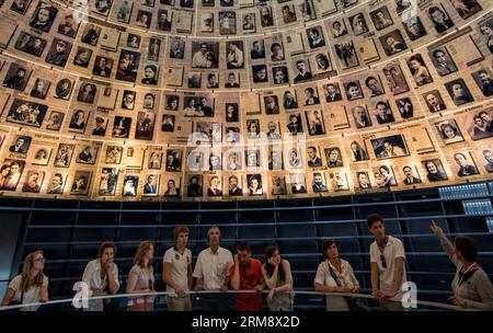 (140428) -- GERUSALEMME, 28 aprile 2014 (Xinhua) -- la gente visita la sala dei nomi del museo commemorativo dell'Olocausto Yad Vahsem a Gerusalemme, il 28 aprile 2014. Da domenica sera a lunedì, Israele ha ufficialmente commemorato i sei milioni di ebrei che sono stati uccisi in massa dalla Germania nazista alla fine degli anni '1930 e all'inizio degli anni '1940 durante la seconda guerra mondiale Lunedì mattina il governo israeliano ha partecipato ad una cerimonia di posa delle ghirlande al museo Yad Vashem, dove sono stati recitati i nomi delle vittime dell'Olocausto e una sirena di due minuti è stata ascoltata in tutto Israele. (Xinhua/li Rui) MIDEAST-JERUSALEM-YAD VAHSEM-HOLOCAUST REMEM Foto Stock