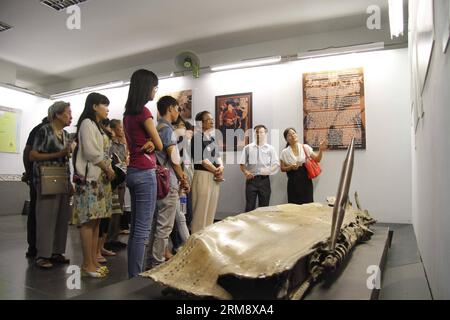 HO CHI MINH CITY, 28 aprile 2014 (Xinhua) -- i membri della delegazione cinese, composta da ex esperti cinesi che hanno aiutato il Vietnam durante la guerra di resistenza anti-francese del paese e le loro famiglie, visitano il Museo dei resti della guerra a ho chi Minh City, Vietnam, 28 aprile 2014. La visita in Vietnam della delegazione cinese, composta da ex esperti cinesi che hanno aiutato il Vietnam durante la guerra di resistenza anti-francese del paese e le loro famiglie, si svolge in occasione del 60° anniversario della vittoria di Dien Bien Phu in Vietnam. (Xinhua/Nguyen le Huyen)(zhf) VIETNAM-HO CHI MINH CIT Foto Stock