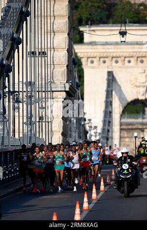 Budapest, Ungheria. 27 agosto 2023. Gli atleti gareggiano durante la maratona maschile ai Campionati mondiali di atletica leggera di Budapest, Ungheria, 27 agosto 2023. Crediti: Song Yanhua/Xinhua/Alamy Live News Foto Stock