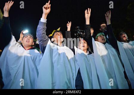 (140428) -- ISTANBUL, 28 aprile 2014 (Xinhua) -- i sostenitori del presidente egiziano espulso Mohamed Morsi cantano slogan e portano striscioni contro l'esercito egiziano durante una protesta a Istanbul, in Turchia, il 28 aprile 2014. Alcuni manifestanti turchi sono entrati nel consolato egiziano a Istanbul lunedì sera, quando centinaia di loro protestavano contro la precedente decisione di un tribunale egiziano di condannare a morte 683 sostenitori dei Fratelli musulmani. (Xinhua/Lu Zhe) TURCHIA-ISTANBUL-EGITTO-FRATELLANZA MUSULMANA-SOSTENITORI-PROTESTA PUBLICATIONxNOTxINxCHN Istanbul aprile 28 2014 XINHUA sostenitori di ouste Foto Stock