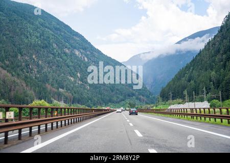 Alpi, Austria - 3 agosto 2023: Traffico autostradale sulle montagne austriache in una giornata di piogge nuvolose Foto Stock