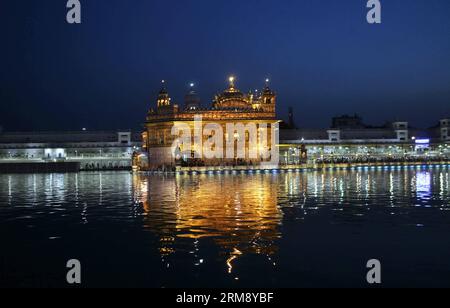 (140429) -- AMRITSAR, 29 aprile 2014 (Xinhua) -- il riflesso del tempio d'oro è visibile sulle acque sacre della città di Amritsar, nello stato settentrionale dell'India del Punjab, il 29 aprile 2014. Il tempio è il principale luogo di culto per la comunità sikh e ha un grande significato. (Xinhua/Javed dar) INDIA-AMRITSAR-TEMPIO D'ORO PUBLICATIONxNOTxINxCHN Amritsar aprile 29 2014 XINHUA la riflessione del Tempio d'oro È visibile SULLE acque sacre nello Stato settentrionale del Punjab della città di Amritsar, città dell'India, il 29 2014 aprile il Tempio È il principale luogo di culto per la comunità Sikh e ha il maggiore XINHUA Javed dar IND Foto Stock