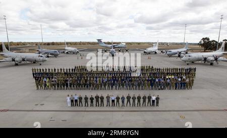 (140430) -- PERTH, 29 aprile 2014 (Xinhua) -- in questa foto rilasciata dal Dipartimento della difesa australiano, personale e aerei multinazionali coinvolti nella ricerca di MH370 nell'Oceano Indiano meridionale posa per foto in base RAAF Pearce, Australia, 29 aprile 2014. Il primo ministro australiano Tony Abbott ha detto lunedì che la caccia al volo mancante MH370 è entrata in una nuova fase con la ricerca del fondale marino da espandere a un'area molto più ampia. (Xinhua/Australian Defence Department)(zjl) AUSTRALIA-PERTH-MALAYSIAN PLANE-MH370-SEARCH-NEW PHASE PUBLICATIONxNOTxINxCHN Perth aprile 29 2014 XINHUA in this Photo Rele Foto Stock