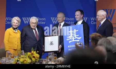 WASHINGTON, 29 aprile 2014 (Xinhua) -- l'ambasciatore cinese negli Stati Uniti cui Tiankai (3rd, R) e l'ex Segretario di Stato americano Henry Kissinger (2nd, L) posano per una foto durante una cerimonia di inaugurazione del nuovo logo del Kissinger Institute sulla Cina e gli Stati Uniti a Washington D.C., Stati Uniti, 29 aprile 2014. (Xinhua/Bao dandan) (yc) US-CHINA-KISSINGER INSTITUTE PUBLICATIONxNOTxINxCHN Washington aprile 29 2014 XINHUA Ambasciatore cinese negli Stati Uniti cui Tiankai 3rd r ed ex Segretario di Stato degli Stati Uniti Henry Kissinger 2nd l posa per una foto durante la cerimonia di inaugurazione Foto Stock