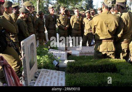 (140430) -- GERUSALEMME, 30 aprile 2014 (Xinhua) -- i soldati israeliani si fermano accanto alle tombe dei soldati caduti durante una commemorazione al cimitero militare del Monte Herzl a Gerusalemme, il 30 aprile 2014, prima del Memorial Day. Israele ha commemorato i soldati caduti in difesa di Israele e delle vittime del terrorismo nel Memorial Day, che inizia la notte del 4 maggio. (Xinhua/Gil Cohen Magen) MIDEAST-JERUSALEM-FALLEN SOLDIERS-COMMEMORATION PUBLICATIONxNOTxINxCHN Gerusalemme aprile 30 2014 i soldati israeliani XINHUA stanno tranquilli accanto a Graves of Fall Soldiers durante una commemorazione al Monte Herzl mi Foto Stock