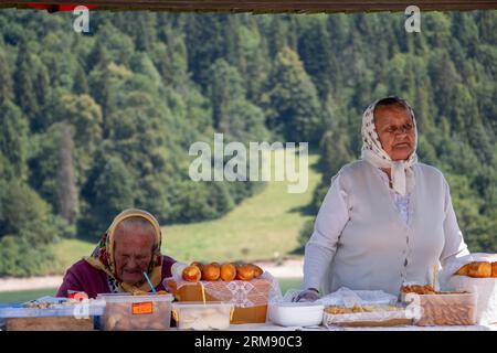 Niedzica-Zamek, Polonia - 29 luglio 2017: Due donne anziane che indossano abiti tradizionali che vendono specialità regionali fuori dal castello di Dunajec Foto Stock