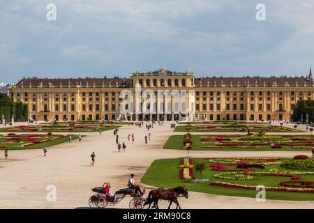 Vienna, Austria - 2 agosto 2017: Tradizionale carrozza da caccia viennese trainata da cavalli nel Parco del Palazzo Schönbrunn di fronte al Palazzo Schönbrunn Foto Stock
