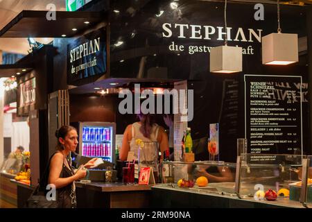 Vienna, Austria - 3 agosto 2017: Gente di notte mercato di Street food all'aperto nel centro di Vienna Foto Stock