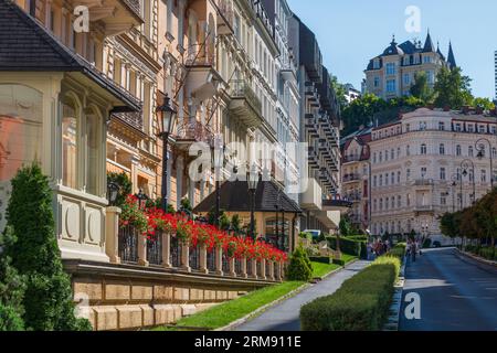 Karlovy Vary, Repubblica Ceca - 8 agosto 2017: Facciata di ville e hotel splendidamente conservati e decorati in Sadová, nel centro città Foto Stock