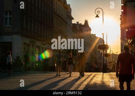 Karlovy Vary, Repubblica Ceca - 8 agosto 2017: I pedoni camminano lungo la zona pedonale T. G. Masaryka al tramonto Foto Stock