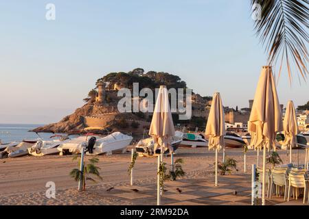 Tossa De Mar, Spagna - 13 agosto 2023 Vista al tramonto del castello e della spiaggia di Tossa de Mar Foto Stock