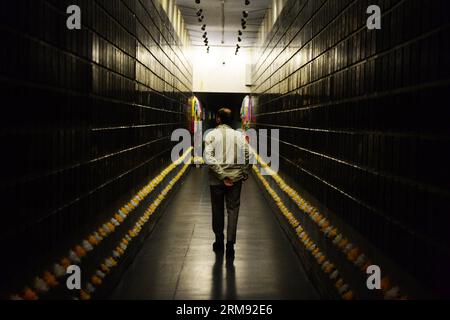 (140504) -- HARBIN, 4 maggio 2014 (Xinhua) -- Un membro di una delegazione medica giapponese cammina tra le mura recanti i nomi delle vittime dell'unità 731 a Harbin, capitale della provincia di Heilongjiang della Cina nordorientale, 4 maggio 2014. Una delegazione medica giapponese ha visitato il sito dell'unità 731, una squadra di ricerca giapponese sulla guerra biologica e chimica durante la seconda guerra mondiale, domenica ad Harbin. La visita aveva lo scopo di indagare sui crimini di guerra medici giapponesi durante la seconda guerra mondiale. Takeshi Yoshinaka, direttore del Kyoto min-iren Chuo Hospital e membro della delegazione, ha detto che i crimini di guerra dell'unità 731 come la guerra dei germi dovrebbero Foto Stock