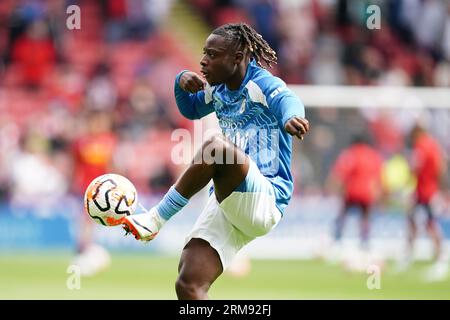 Jeremy Doku del Manchester City si riscalda prima della partita di Premier League a Bramall Lane, Sheffield. Data foto: Domenica 27 agosto 2023. Foto Stock