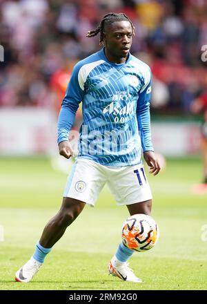 Jeremy Doku del Manchester City si riscalda prima della partita di Premier League a Bramall Lane, Sheffield. Data foto: Domenica 27 agosto 2023. Foto Stock