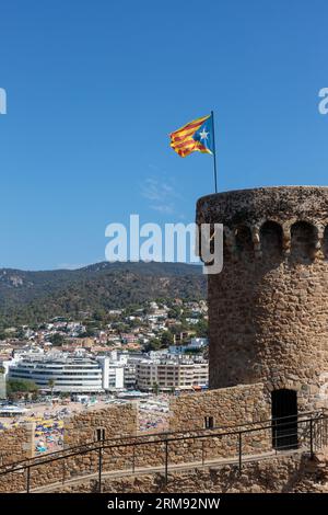 Tossa De Mar, Spagna - 12 agosto 2023 Antica cittadina di Tossa de Mar con bandiera della Catalogna Foto Stock