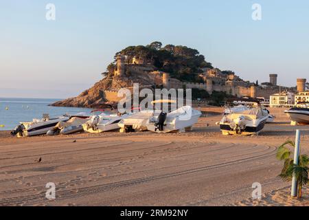 Tossa De Mar, Spagna - 13 agosto 2023 alba al castello e spiaggia di Tossa de Mar Foto Stock