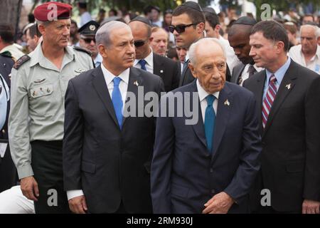 Il capo di stato maggiore delle forze di difesa israeliane Benny Gantz (1st L), il primo ministro israeliano Benjamin Netanyahu (2nd L) e il presidente israeliano Shimon Peres (2nd R) partecipano a una cerimonia che celebra il Memorial Day in onore dei soldati caduti al cimitero militare del Monte Herzel a Gerusalemme, il 5 maggio 2014. Israele ha celebrato il Remembrance Day dal tramonto del 4 maggio al tramonto del 5 maggio per commemorare i suoi 23.169 soldati caduti, donne e vittime del terrorismo. (Xinhua/JINI/Emil Salman)(bxq) MIDEAST-GERUSALEMME-ISRAELE-REMEMBRANCE DAY PUBLICATIONxNOTxINxCHN Israel Defense Forces IDF Capo di Stato maggiore Benny Gantz 1st Foto Stock