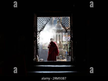 LHASA, 2014 (Xinhua) - Un monaco cammina davanti a una porta del Monastero di Sagya nella contea di Sagya, nella regione autonoma del Tibet della Cina sud-occidentale, 30 aprile 2014. Costruito nel 1073, il monastero di Sagya ha goduto a lungo quasi della stessa fama delle Grotte di Dunhuang per le sue grandi collezioni di scritture buddiste, le preziose porcellane e i vividi murales. È stato progettato in uno stile architettonico combinato dei gruppi etnici tibetani, Mogoli e Han della Cina. (Xinhua/Purbu Zhaxi) (wyo) MONASTERO CINA-TIBET-SAGYA (CN) PUBLICATIONxNOTxINxCHN Lhasa 2014 XINHUA un monaco cammina oltre una porta del monastero Sagya a Sagya Coun Foto Stock