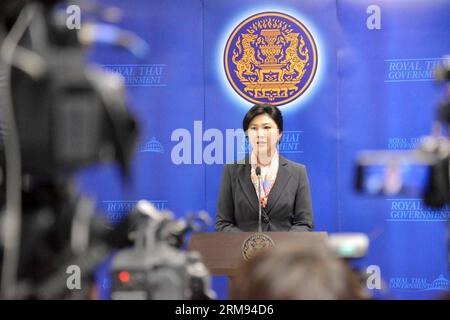 (140507) -- BANGKOK, 7 maggio 2014 (Xinhua) -- il primo ministro thailandese Yingluck Shinawatra parla durante una conferenza stampa a Bangkok, Thailandia, 7 maggio 2014. Mercoledì la Corte costituzionale della Thailandia ha stabilito che lo status di primo ministro di Yingluck Shinawatra è stato sospeso per abuso di potere in un trasferimento di personale nel 2011. (Xinhua/Rachen Sageamsak) TAILANDIA-BANGKOK-POLITICS-YINGLUCK PUBLICATIONxNOTxINxCHN Bangkok 7 maggio 2014 XINHUA Thai Care taker i primi Ministri Yingluck Shinawatra interviene durante una conferenza stampa a Bangkok Paese thailandese 7 maggio 2014 Corte costituzionale del paese thailandese SU Foto Stock